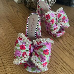 Brand New Women Betsy Johnson Macie Beaded Bow Platform Sandal size 7.5